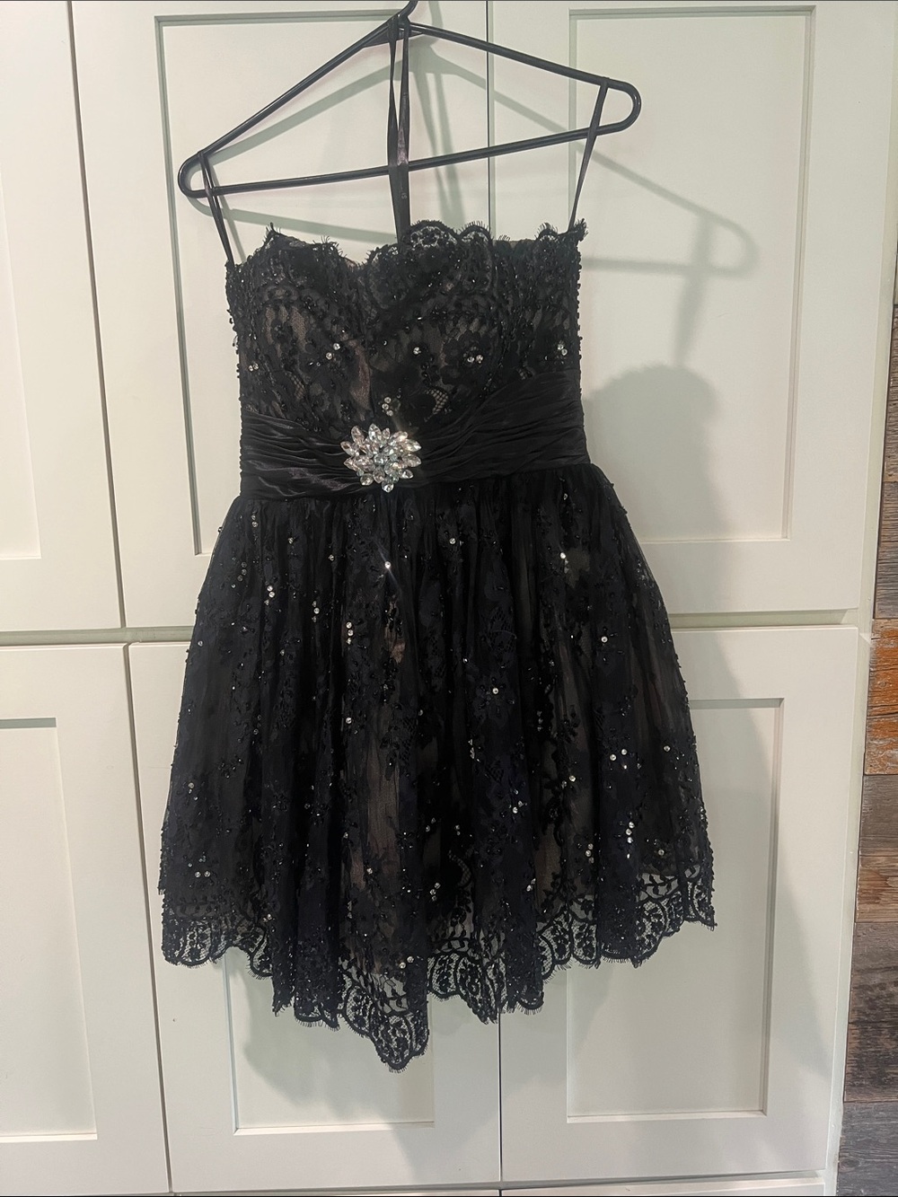 Sherri Hill Black Lace Strapless Cocktail Dress Crystal Brooch Mini - Size 8